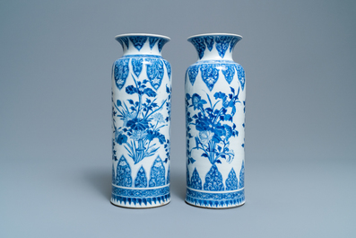 Une paire de vases en porcelaine de Chine en bleu et blanc, Kangxi