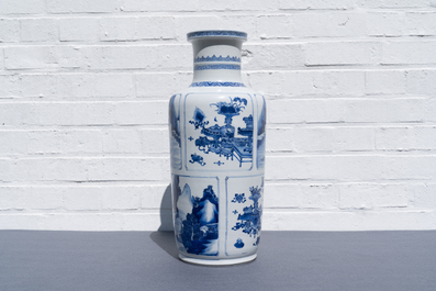 Un vase de forme rouleau en porcelaine de Chine en bleu et blanc, Kangxi