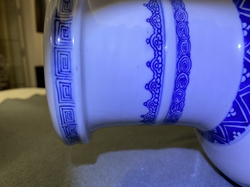 Un vase de forme rouleau en porcelaine de Chine en bleu et blanc, Kangxi