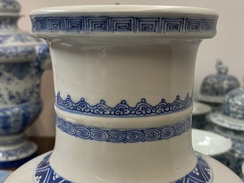 Un vase de forme rouleau en porcelaine de Chine en bleu et blanc, Kangxi