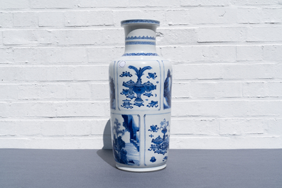 Un vase de forme rouleau en porcelaine de Chine en bleu et blanc, Kangxi