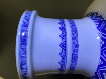 Un vase de forme rouleau en porcelaine de Chine en bleu et blanc, Kangxi