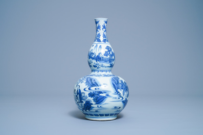 Een Chinese blauw-witte kalebasvaas met figuratief decor, Transitie periode