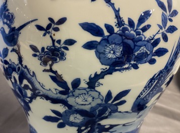 Un vase de forme yenyen en porcelaine de Chine en bleu et blanc, Kangxi