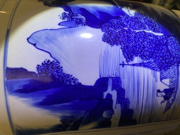 Un vase de forme rouleau en porcelaine de Chine en bleu et blanc, Kangxi