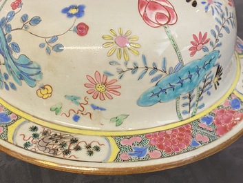 Un grand vase couvert en porcelaine de Chine famille rose, Yongzheng