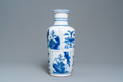 Un vase de forme rouleau en porcelaine de Chine en bleu et blanc, Kangxi