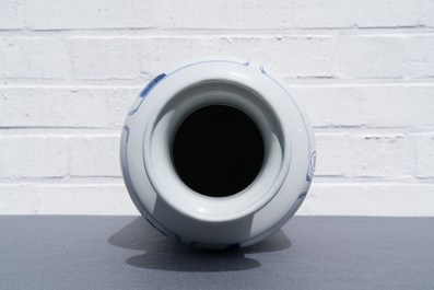 Un vase de forme rouleau en porcelaine de Chine en bleu et blanc, Kangxi
