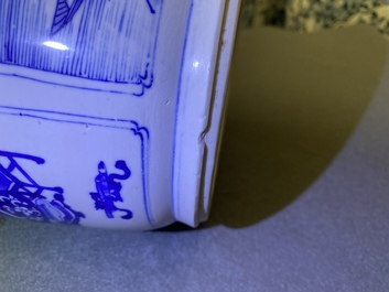 Un vase de forme rouleau en porcelaine de Chine en bleu et blanc, Kangxi