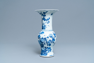Un vase de forme yenyen en porcelaine de Chine en bleu et blanc, Kangxi