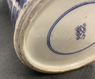 Une paire de vases en porcelaine de Chine en bleu et blanc, Kangxi