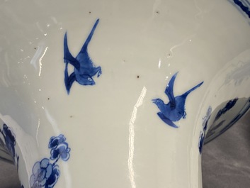 Un vase de forme yenyen en porcelaine de Chine en bleu et blanc, Kangxi