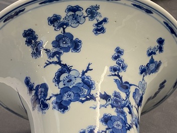 Un vase de forme yenyen en porcelaine de Chine en bleu et blanc, Kangxi