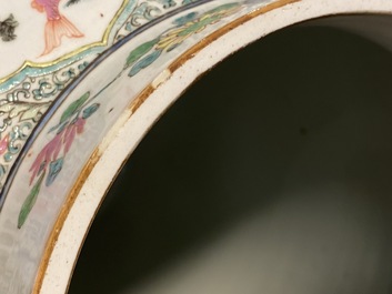 Un grand vase couvert en porcelaine de Chine famille rose, Yongzheng
