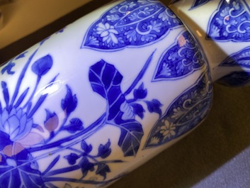 Une paire de vases en porcelaine de Chine en bleu et blanc, Kangxi