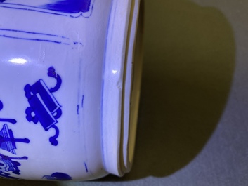 Un vase de forme rouleau en porcelaine de Chine en bleu et blanc, Kangxi