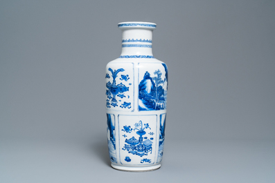 Un vase de forme rouleau en porcelaine de Chine en bleu et blanc, Kangxi