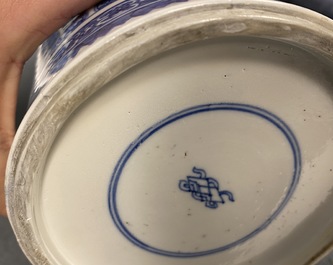 Une paire de vases en porcelaine de Chine en bleu et blanc, Kangxi