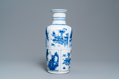 Un vase de forme rouleau en porcelaine de Chine en bleu et blanc, Kangxi