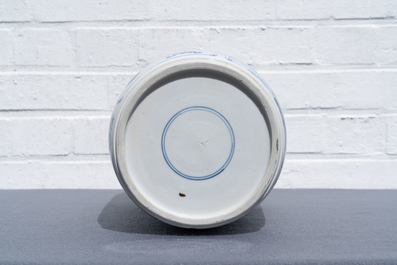 Un vase de forme rouleau en porcelaine de Chine en bleu et blanc, Kangxi