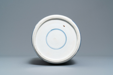 Un vase de forme rouleau en porcelaine de Chine en bleu et blanc, Kangxi