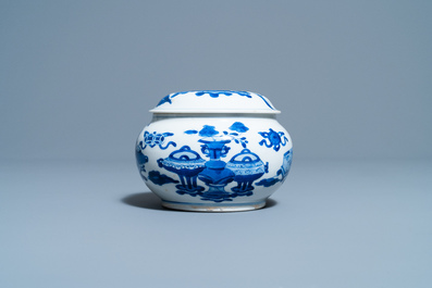 Un br&ucirc;le-parfum couvert en porcelaine de Chine en bleu et blanc, Kangxi