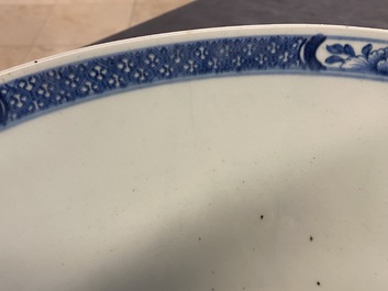 Een grote Chinese blauw-witte kom met florale vakverdeling, Qianlong