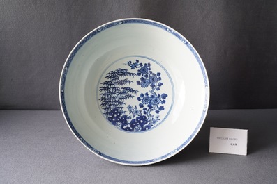 Een grote Chinese blauw-witte kom met florale vakverdeling, Qianlong