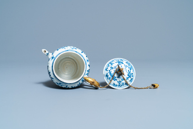 Une th&eacute;i&egrave;re couverte en porcelaine de Chine en bleu et blanc &agrave; monture dor&eacute;e, Kangxi