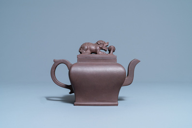 Een grote Chinese Yixing steengoed theepot met deksel, Kangxi