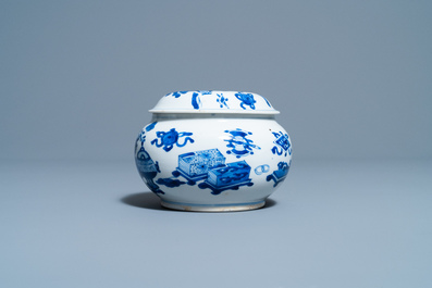Un br&ucirc;le-parfum couvert en porcelaine de Chine en bleu et blanc, Kangxi