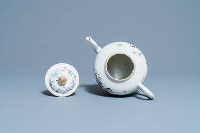 Een Chinese famille rose theepot met deksel, Guangxu merk en periode