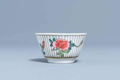 Een Chinese famille rose kop en schotel met floraal decor, Yongzheng
