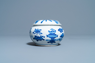 Un br&ucirc;le-parfum couvert en porcelaine de Chine en bleu et blanc, Kangxi