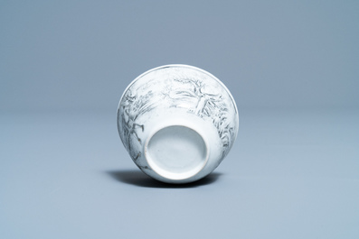 Une tasse et soucoupe en porcelaine de Chine grisaille, Yongzheng