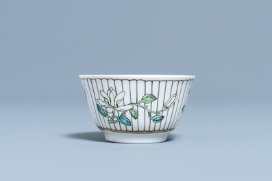 Een Chinese famille rose kop en schotel met floraal decor, Yongzheng