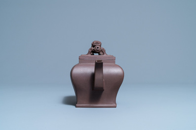Een grote Chinese Yixing steengoed theepot met deksel, Kangxi