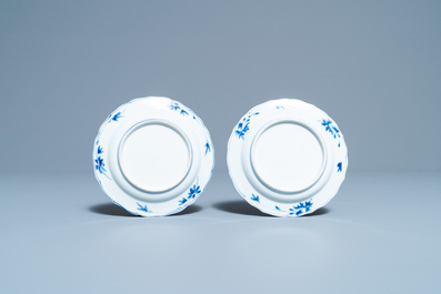 Une paire de coupes en porcelaine de Chine en bleu et blanc, Kangxi