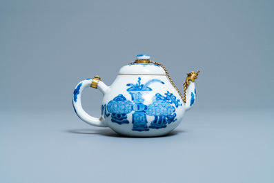 Une th&eacute;i&egrave;re couverte en porcelaine de Chine en bleu et blanc &agrave; monture dor&eacute;e, marque de Jiajing, Kangxi