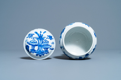 Un br&ucirc;le-parfum couvert en porcelaine de Chine en bleu et blanc, Kangxi