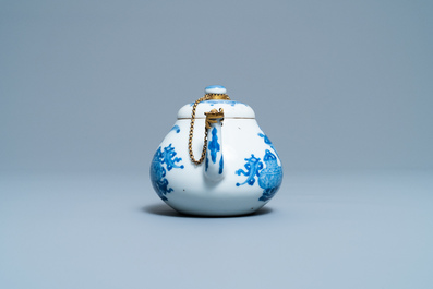 Une th&eacute;i&egrave;re couverte en porcelaine de Chine en bleu et blanc &agrave; monture dor&eacute;e, marque de Jiajing, Kangxi