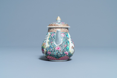 Une th&eacute;i&egrave;re couverte en porcelaine de Chine famille rose, Yongzheng