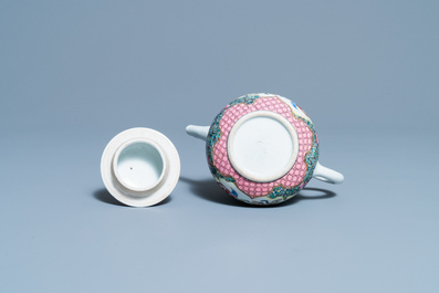 Une th&eacute;i&egrave;re couverte en porcelaine de Chine famille rose, Yongzheng