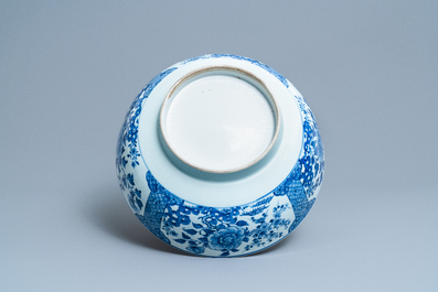 Een grote Chinese blauw-witte kom met florale vakverdeling, Qianlong