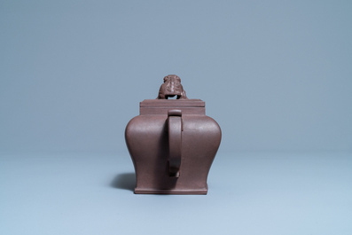 Een grote Chinese Yixing steengoed theepot met deksel, Kangxi