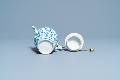 Une th&eacute;i&egrave;re couverte en porcelaine de Chine en bleu et blanc &agrave; monture dor&eacute;e, Kangxi