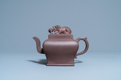 Een grote Chinese Yixing steengoed theepot met deksel, Kangxi
