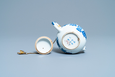 Une th&eacute;i&egrave;re couverte en porcelaine de Chine en bleu et blanc &agrave; monture dor&eacute;e, marque de Jiajing, Kangxi