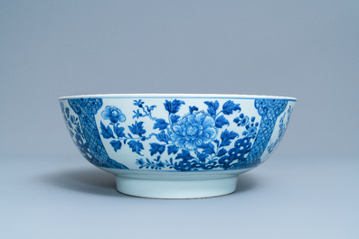 Een grote Chinese blauw-witte kom met florale vakverdeling, Qianlong