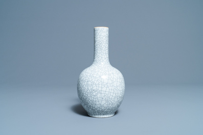 A Chinese monochrome crackle-glazed bottle vase, 19th C.